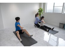 ネクサピラティススタジオ つくば店(NEXA Pilates studio)の雰囲気（デュエットレッスンのマットピラティス風景♪）