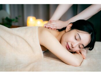 ヴォーグ(VOGUE)の写真/《個室空間》癒されながらスマホ・PC疲れによる首肩こりをもみほぐし!【アロマリンパマッサージ60分¥6900】