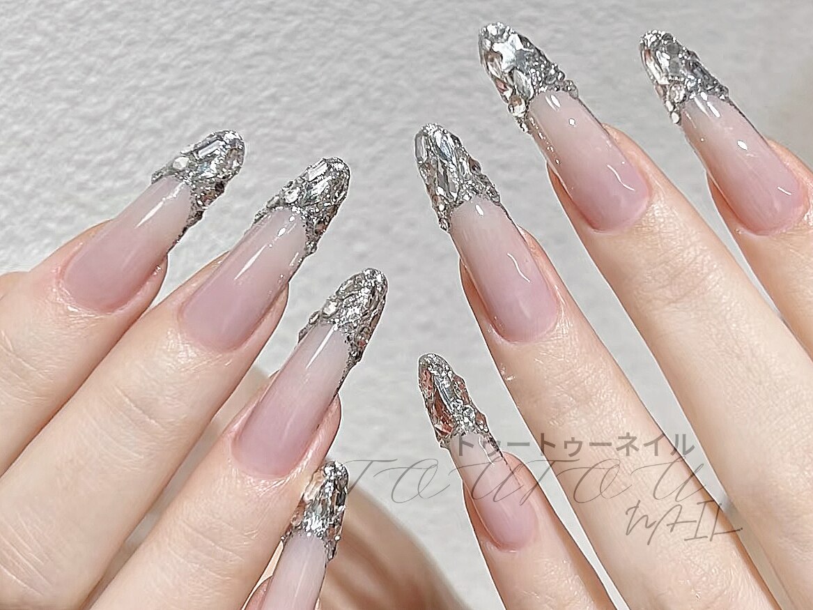 2025年-2026年冬トレンド】シルバー スーパーロングのネイルデザイン集