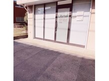 リリーネイル(Lilly nail)の雰囲気（店舗扉の前が無料駐車場でございます！(店舗前以外はご利用不可)）