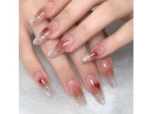 シンプルでも華やかさを忘れない、洗練されたネイルデザイン。