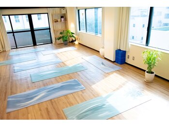 ヨガスタジオ ルタ(Yoga Studio rtam)/床は木目の温かいスタジオ