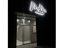 夜になると光る看板