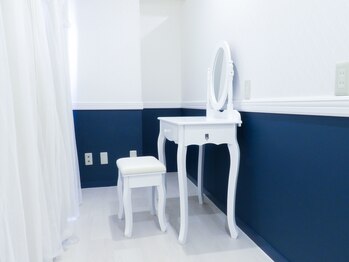 ビューティズムラウンジ 本郷三丁目店(Beautism Lounge)/お直し用のドレッサーも完備♪