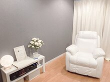 シンプルな白を基調とした施術室は完全個室のプライベート空間♪
