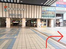 【JR京橋駅から】JR京橋駅北口改札より、京阪京橋駅中央口改札に向かって右に曲がります