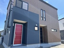 赤い玄関ドアがサロンです