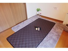 ヨサパーク ヴィオラ(YOSAPARK viola)/テラ鉱石マットの上でマッサージ