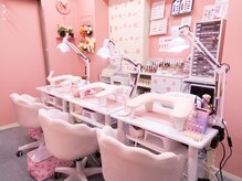 ウミエネイル 板橋 新板橋駅(UMIE NAIL)の雰囲気（店内はピンクを基調とした、ゆったりと落ち着けるサロンです♪）