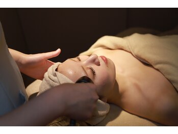 シーボンビューティーオアシス 銀座店(C’BON Beauty Oasis)の写真/【黒ずみ毛穴が気になる方へ¥7590】毛穴の詰まりや汚れ、不要な角質をオフ!本来のうるつやな肌へ◎