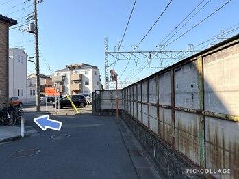 クレドジョワ(CL’E DE JOIE)/高架下の上の道を進むと曲がり角
