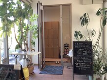 気持ちの良い風と日差しの通る玄関でお待ちしております。