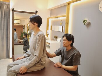 グレイ(GRAY)/姿勢分析 骨格矯正 姿勢 猫背 腰