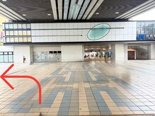 【京阪京橋駅から】京阪京橋駅中央口改札より、JR京橋駅北口改札に向かって左に曲がります