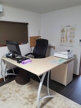 整体院ながた ルート40旭町店/施術室内…院長デスク周り