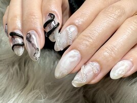 モノトーン巳年ネイル