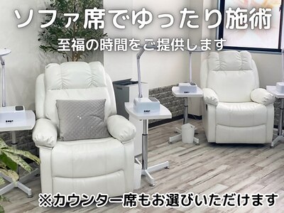 ソファ席でゆったり施術頂けますハンドフット同時施術可能