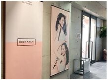 ピンクの可愛い看板が目印のホワイトニングサロン♪