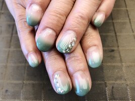 カーキグリーン