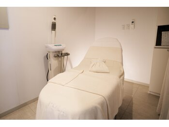 ポーラ ザ ビューティ 草加駅前店(POLA THE BEAUTY)/エステルームへご案内