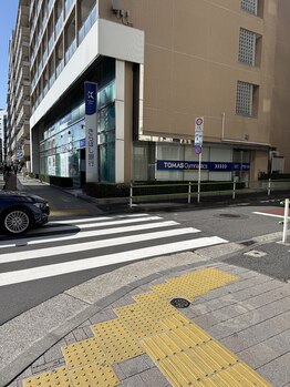 ソルイルナ 麻布十番店(sol y luna)/目の前の横断歩道を渡ります