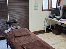 整体院ながた ルート40旭町店/施術室内…ベッド周り２