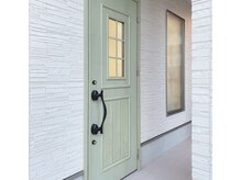 シーナ(Shiina)の雰囲気（緑のこのドアが目印です♪ご予約時間におはいりください(^^)♪）