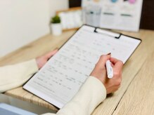 ヨサパーク シン(YOSA PARK SHIN)/カウンセリングシートを記入