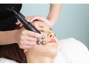 パールホワイトニングサロン 平塚店/干渉波スマスアップでリフトUP