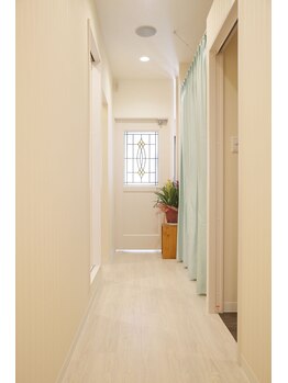 モア ウール/白を基調とした店内