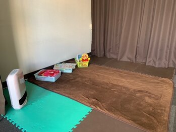 整体院 みどり健康館/お子様は施術を受けている横で♪