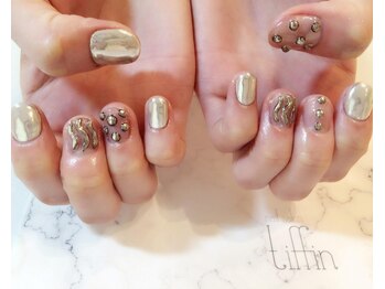 ネイルサロン ティフィン(tiffin)/ミラーネイルでお洒落に