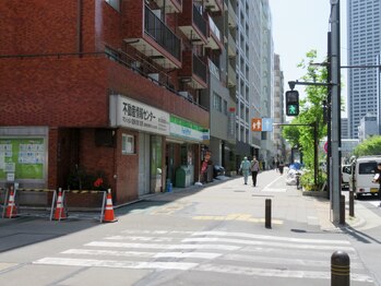 メナードフェイシャルサロン プチモア/ひとつめの横断歩道があります