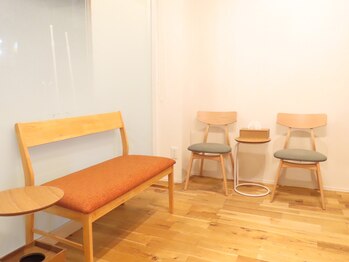 鍼灸院オリーブ(鍼灸院OLIVE)/オシャレな待合室