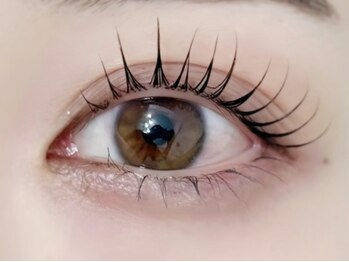 ビーブロウ(Bebrow)の写真/ビューラーいらずでしっかり上向きまつ毛がキープできて、まつエクがなくても目元がグッと華やかに♪