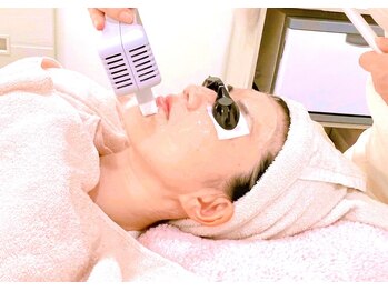 ディオーネ 川口元郷店(Dione)の写真/毛穴レスな透明肌へ☆コラーゲン生成をしながらエステ級の顔脱毛！ワントーン明るい自信肌を実感！