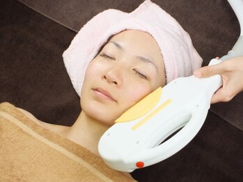 ビューティサロン まいん(Beauty salon MINE)の写真/紫外線は老け肌の原因!【フォト美顔5500円】でシミ/たるみ/くすみを改善&予防◎水分補給で焼けない対策!