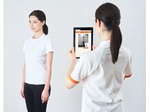 カラダファクトリー リノアス八尾店/AIによる姿勢チェックを実施