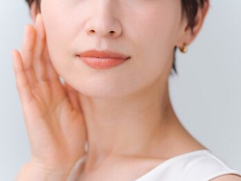 オルディーネ(ORUDiNE)の写真/【キュッと引き締まった小顔へ】再生美容×土台ケアで、もたついたフェイスラインを解消！理想の横顔美人に