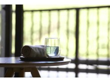 カナ(Kana)の雰囲気(まずは自然豊かなたぬき湯のミネラルウォーターで一息。)