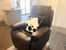 モワクルール(Moi couleur)の雰囲気(ふかふかのリクライニングチェアでのんびりとお過ごしください♪)