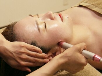 アリエルリッチの写真/《最強リフトアップ!初回¥7700》特殊な温熱マシンによるつぼを刺激+マッサージで輪郭をグィッと引き上げ!