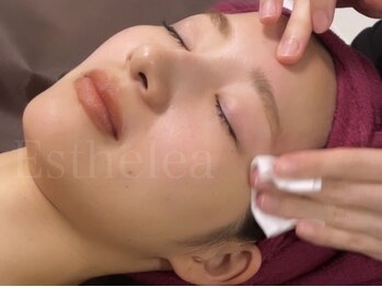 エステレア(Esthelea)の写真/人気のハーブピーリング+小顔マッサージ/デコルテマッサージ付きのお得なコースをご用意★敏感肌にもOK！