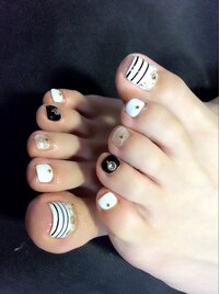 シンプルボーダー大人ネイル