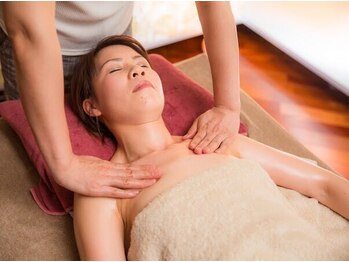 中国式アロマリラクゼーション ロミロミの写真/頭を支える首は大きな圧が！日々の生活習慣や姿勢により、溜まってしまったコリを徹底的にほぐします！