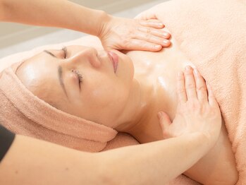 ケセラメディカルサロン/デコルテマッサージ