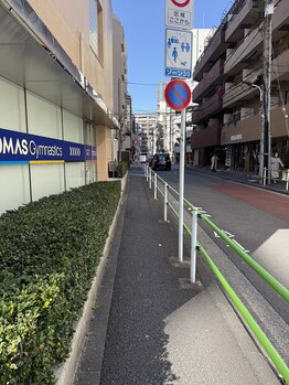 ソルイルナ 麻布十番店(sol y luna)/渡ったら右へまっすぐ進みます