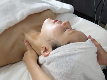 アトワ 新宿店(ATOI)/凝っている首・肩をオイルリンパ