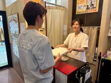 門司駅やわらぎ鍼灸整骨院/スタッフが笑顔で出迎えます！