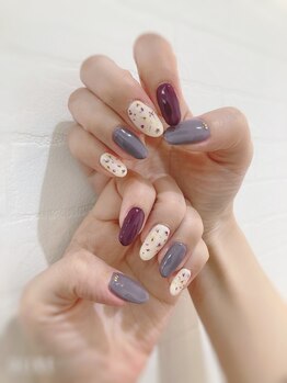 くすみカラー小花ネイル